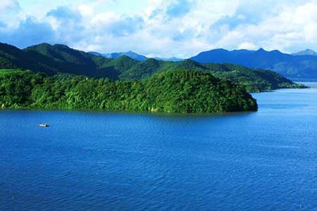 八月湖水平下一句