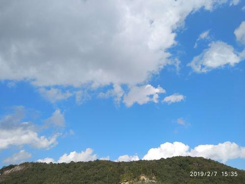 天空很蓝下一句