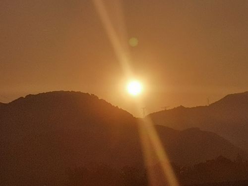 日出东方的下一句