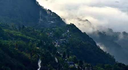 峨眉山下少人行下一句