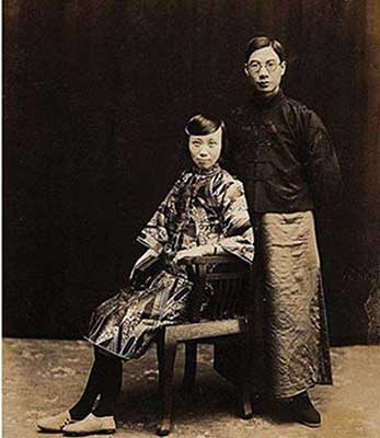 家里红旗不倒外面彩旗飘飘下一句