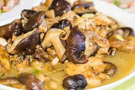 小鸡炖蘑菇的下一句