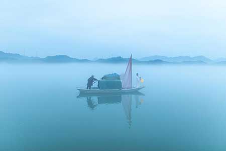 主人下马客在船下一句
