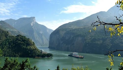 不尽长江滚滚来下一句