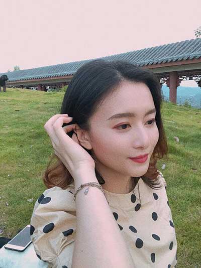 淡黄的长裙蓬松的头发下一句