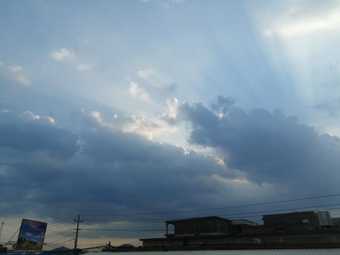 当丁达尔效应出现时下一句