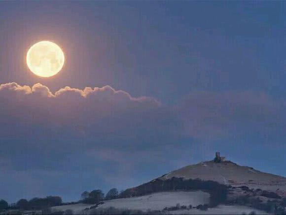 海底月是天上月下一句