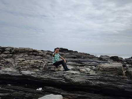 不论平地与山尖的下一句