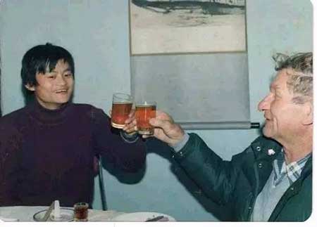 举杯共饮下一句