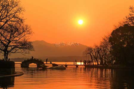 最美不过夕阳红下一句